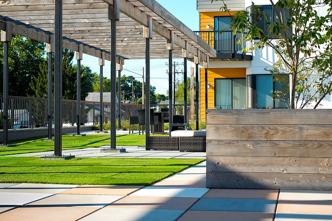 The public courtyard between the wings