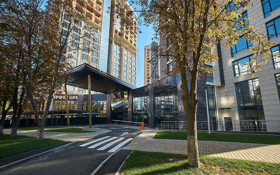 Ten minutes from the centrum, the Maidan, a metro and a park — the location that made the opportunity.