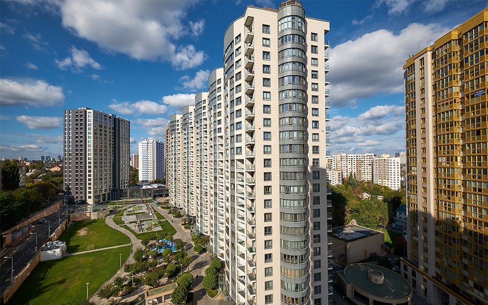 Park Avenue, ten minutes from the Kyiv centrum — five perimeter-block towers on what had been an abandoned industrial parcel.