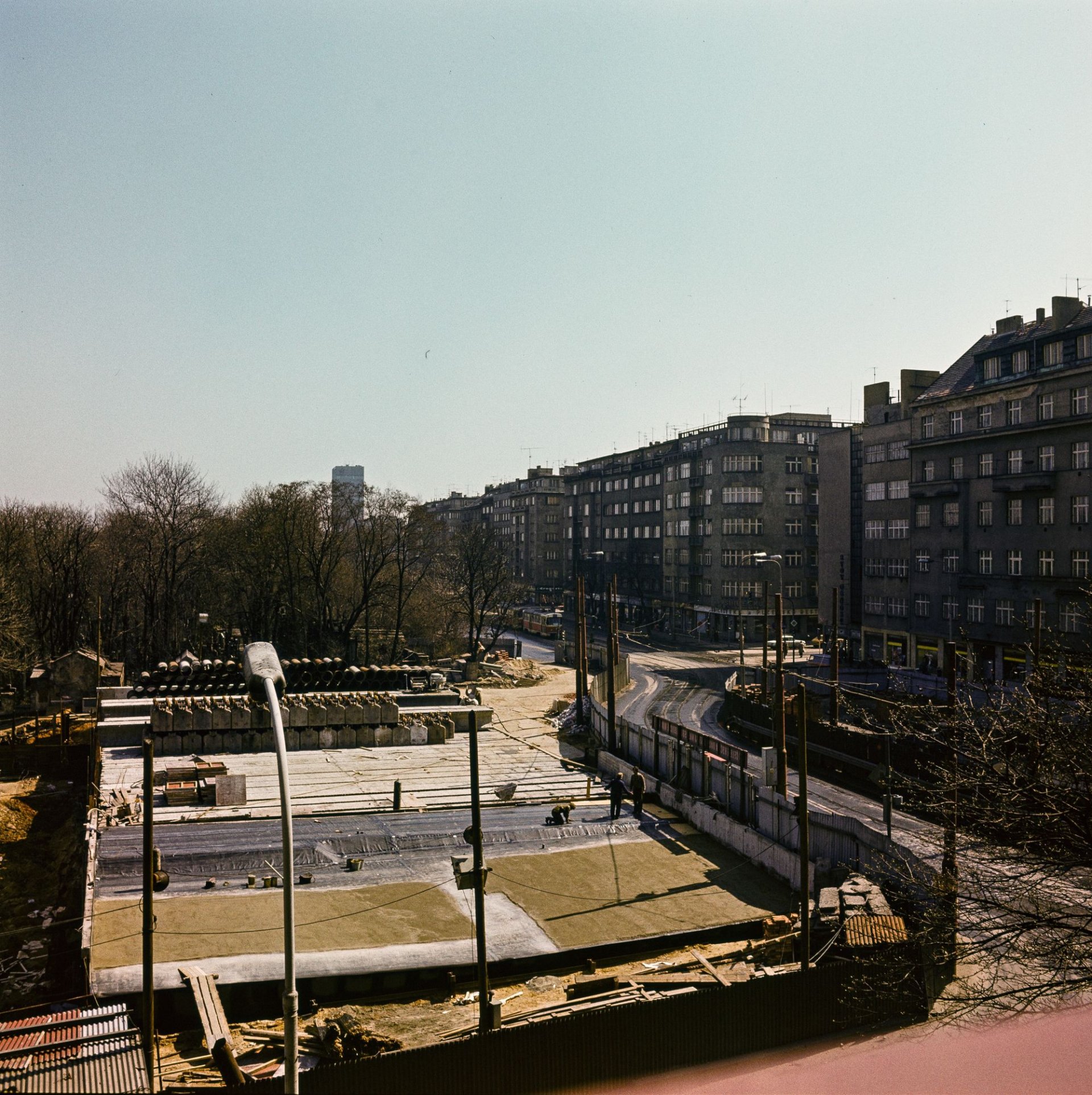 The corner at Flora before the palace — an open corner of the city beside the Olšany Cemeteries, waiting for an anchor.
